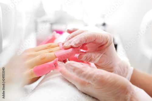 Manicure, usuwanie lakieru hybrydowego zmywaczem.
