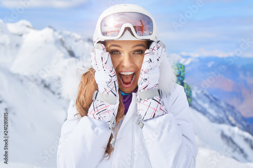 Zamyka w górę portreta kobieta przy śnieżnym centrum narciarskim.