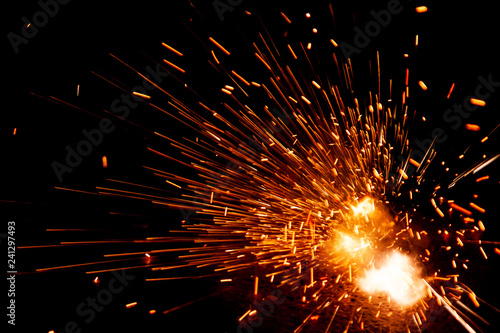 Funkensprühendes Feuerwerk läutet das neue Jahr effektvoll ein