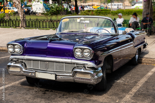 Oldtimer in Havanna Kuba lila