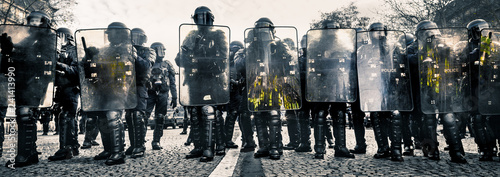 Police CRS et Boucliers face aux manifestants