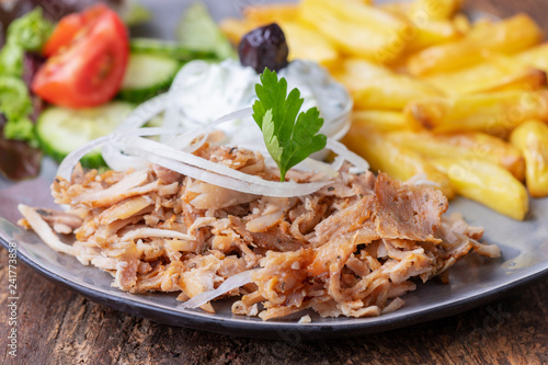 griechisches Gyros mit Tzatziki und Pommes frites