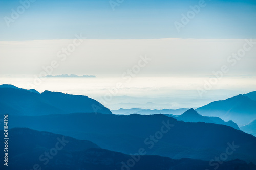 Montserrat entre la niebla