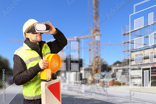 Bauarbeiter mit VR Brille vor Baustelle