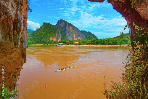 laos, mekong shores : boats at pakou caves