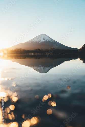 冬 日の出の富士山 Mountain Fuji sunrise at dawn with peaceful lake reflection / Japan