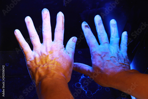 check with ultraviolet light after desinfection of hands