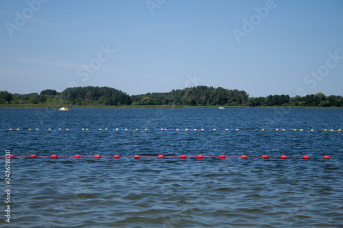 jezioro w letni upalny dzień