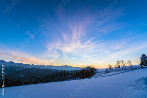 zacchód słońca zimą w górach tatry