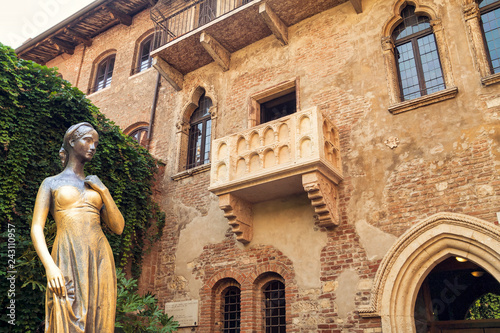  Bronze statue of Juliet and balcony by Juliet house, Verona, Italy.