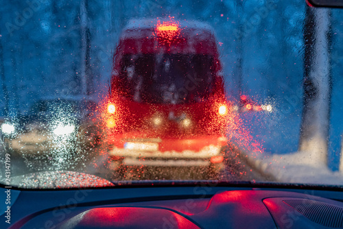 Autos und LKWs im Stau auf winterlichen Straßen nach Schneefall und Kälteeinbruch