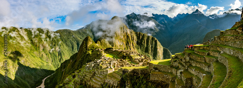 Machu Picchu bei Sonnenaufgang in Peru
