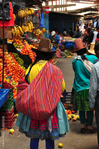 Persona indígena de espaldas en un mercado local