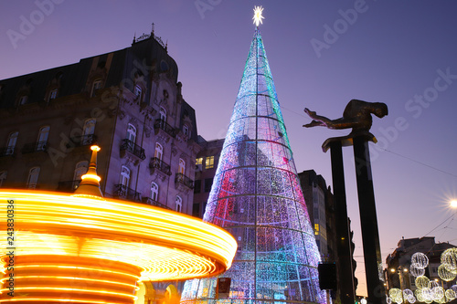 centro de la ciudad de Vigo iluminada en Navidad con un árbol de luces gigantes y un carusel en movimiento