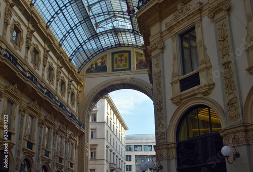 veduta di alcuni angoli di Piazza del Duomo a Milano