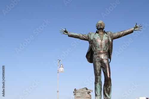 Statua di Domenico Modugno a Poligano a Mare in PUTLIQ