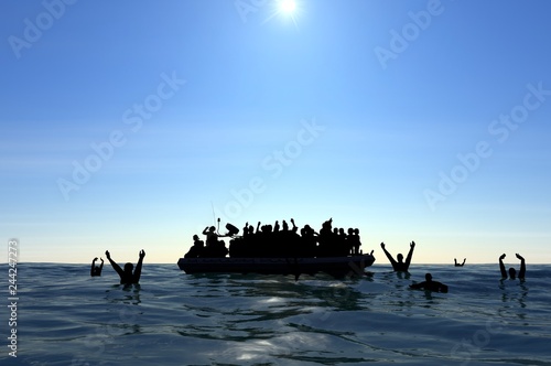 Profughi su un grande gommone in mezzo al mare che richiedono aiuto. Mare con persone in acqua che chiedono aiuto. Migranti che attraversano il mare