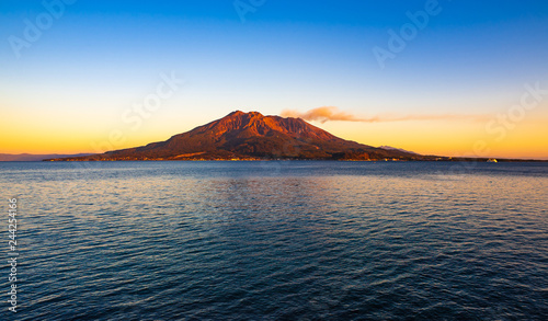 桜島の夕景_雄大な桜島・錦江湾、南に遠くに開聞岳、北には霧島連山を望む