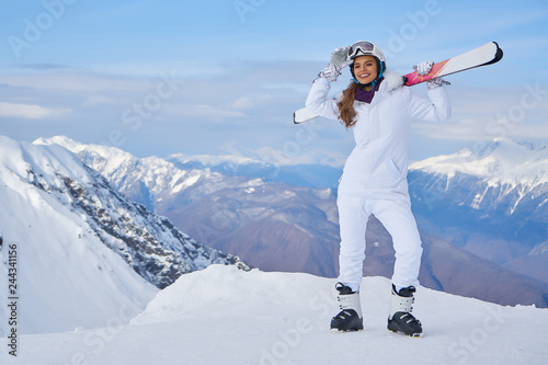 Portret piękna kobieta z narciarskim i narciarskim kostiumem w zimy górze.