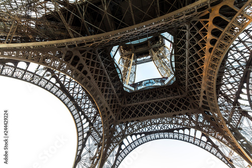 Zobacz na wieży Eiffla od dołu wieczorem, Paryż
