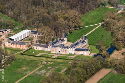 vue aérienne du château de Jouars-Pontchartrain dans les Yvelines en France