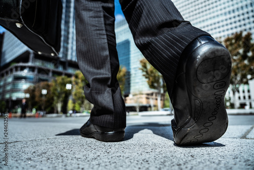 歩くビジネスマンの足