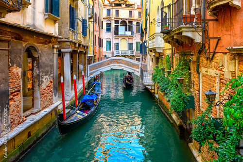 Wąski kanał z gondolą i mostem w Wenecja, Włochy. Architektura i punkt orientacyjny Wenecji. Przytulny pejzaż Wenecji.