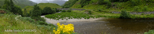 Paisaje con puente de piedra