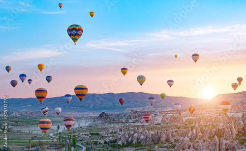 Kolorowi gorące powietrze balony lata nad skała krajobrazem przy Cappadocia Turcja