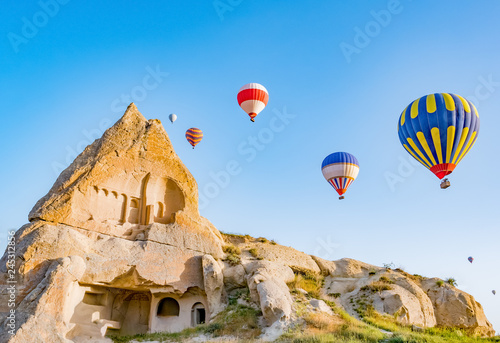 Kolorowi gorące powietrze balony lata nad skała krajobrazem przy Cappadocia Turcja