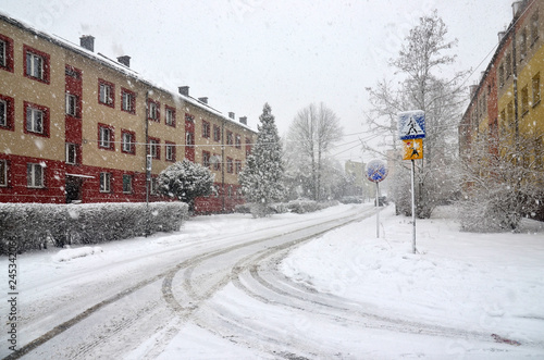 Nieodśnieżona droga, trudne warunki drogowe, opady śniegu w mieście