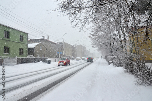 Nieodśnieżona droga, trudne warunki drogowe, opady śniegu w mieście