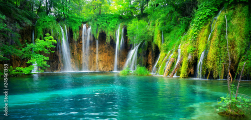Egzotyczny wodospad i krajobraz jeziora Parku Narodowego Jezior Plitwickich, światowego dziedzictwa UNESCO i słynnej podróży Chorwacji. Jeziora znajdują się w środkowej Chorwacji (odpowiednia Chorwacja).