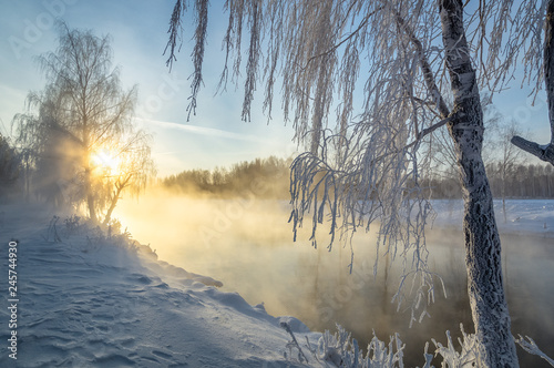 панорама рассвета на Рефтинском водохранилище зимой, Россия Урал, февраль 