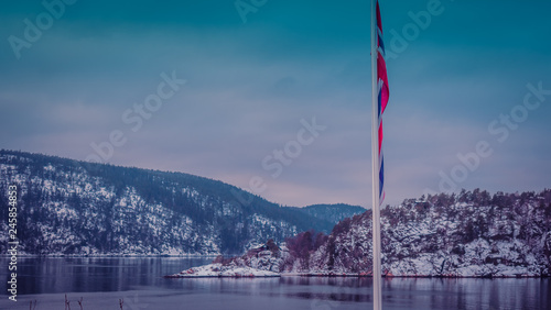 Flaga Norwegii na tle fiordu