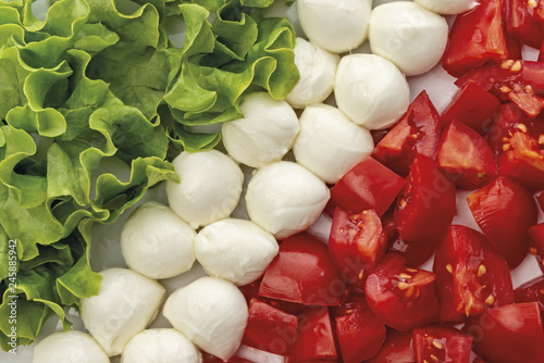 insalata mozzarella pomodori i colori della bandiera Italiana