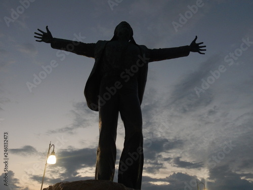 Polignano a Mare - Statua di Modugno all'alba