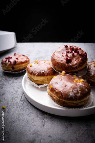 Tradycyjne pączki. Pączki z lukrem 