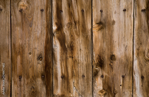 Puertas envejecidas de madera en tonos fuertes