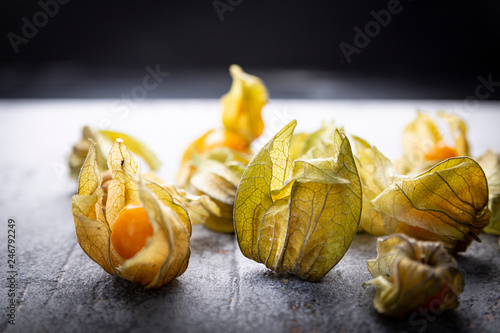 Physalis. Owoce na ciemnym tle.