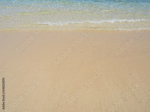 砂浜に打ち寄せる波、沖縄県小浜島