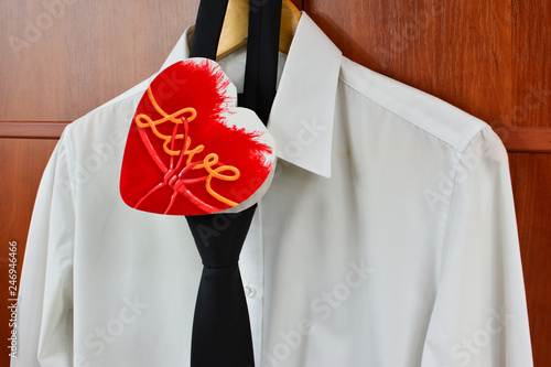 Walentynki, czerwone serce, biała koszula i czarny krawat