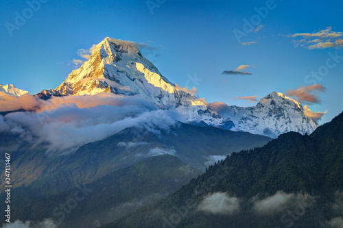 Sonnenuntergang am wolkenverhangenen Annapurna