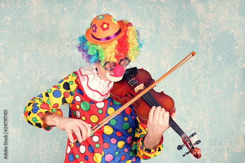 lustiger Clown mit Geige
