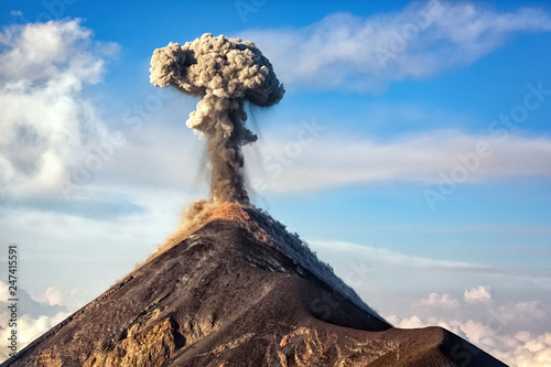 Erupting Volcano, duże: nazwisko.xmstore