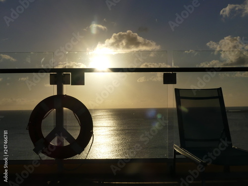Blick auf die Sonne vom Schiff