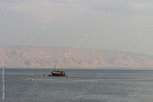 Ein Boof auf dem See Genezareth, im Hintergrund der Golan in Israel