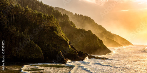 Złota godzina nad linią brzegową Oregonu