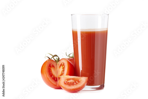 Sok z pomidorów na białym tle