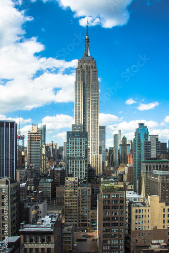 Nowy Jork. Panoramę centrum Manhattanu z oświetlonym Empire State Building i wieżowce o zachodzie słońca.